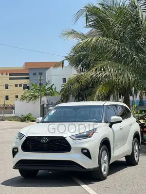 Toyota Highlander LE 2021 White