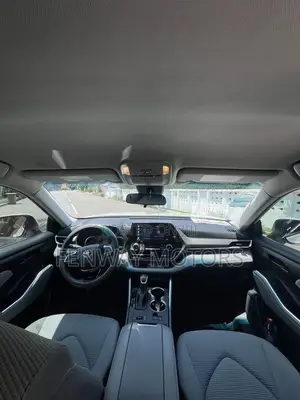 Toyota Highlander LE 2021 White