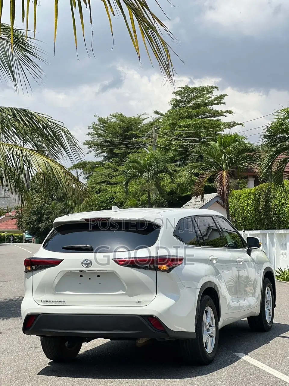 Toyota Highlander LE 2021 White
