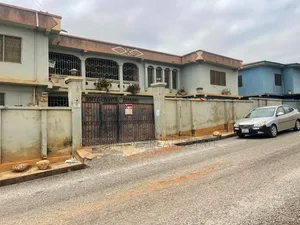 12bdrm House in Kumasi Metropolitan for sale