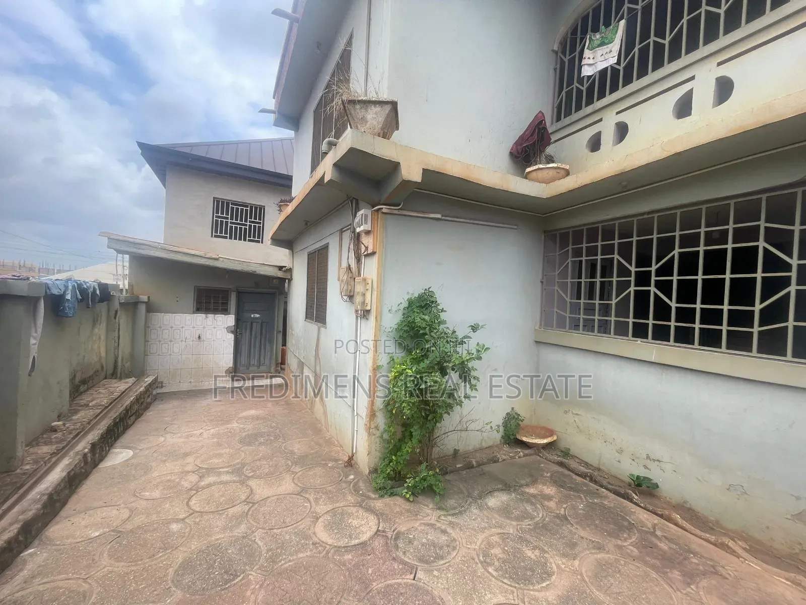 12bdrm House in Kumasi Metropolitan for sale