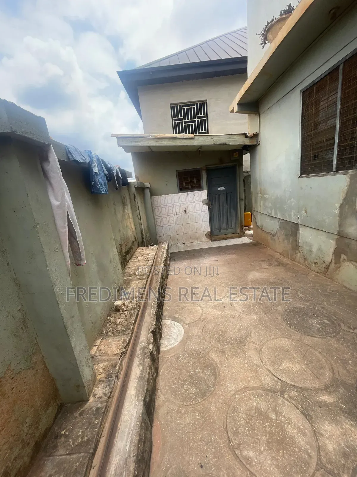 12bdrm House in Kumasi Metropolitan for sale