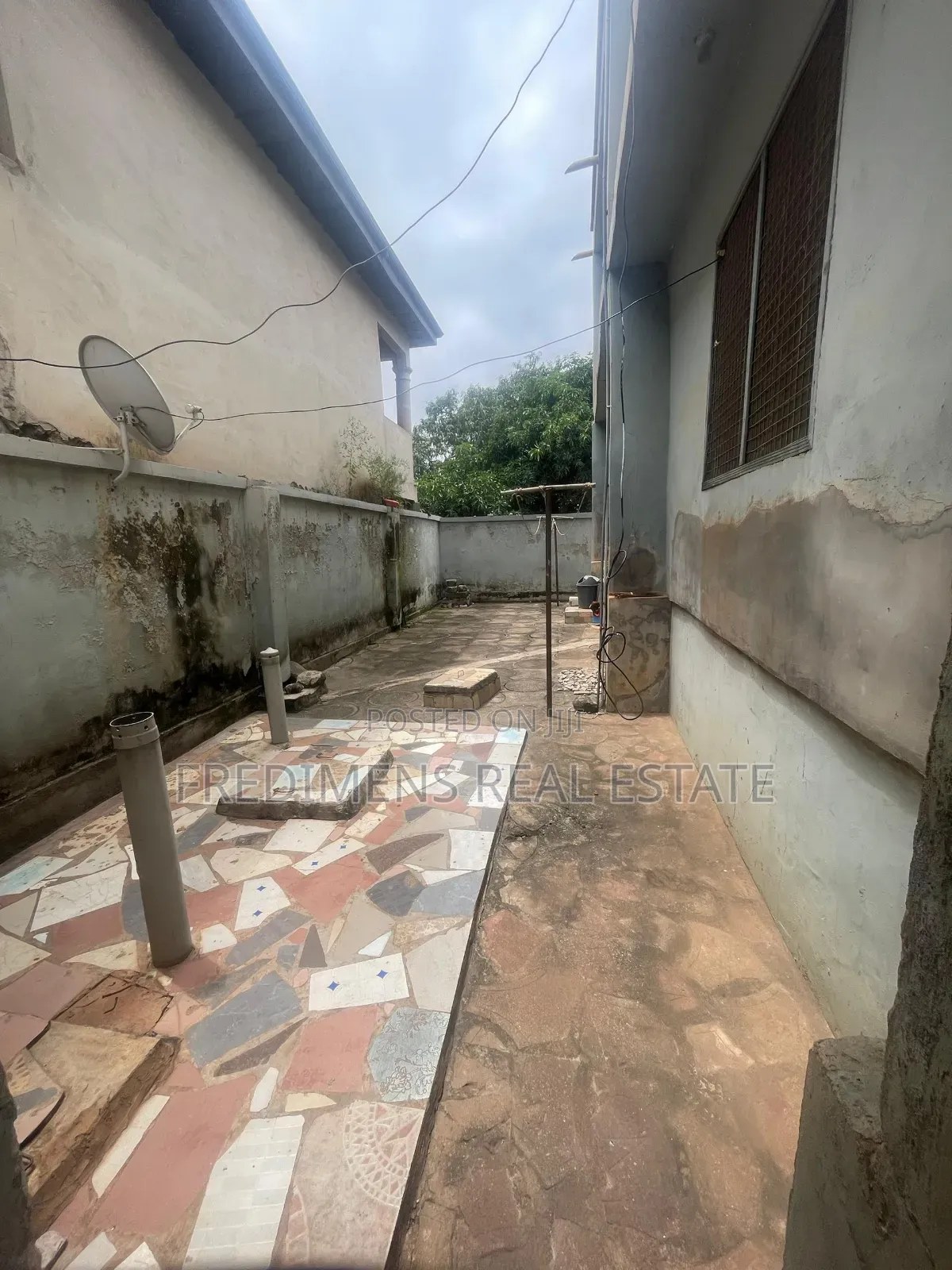 12bdrm House in Kumasi Metropolitan for sale