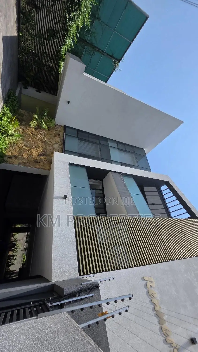 Fully-Furnished 2 Beds Airbnb in Labone