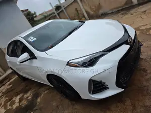 Toyota Corolla LE (1.8L 4cyl 2A) 2018 White