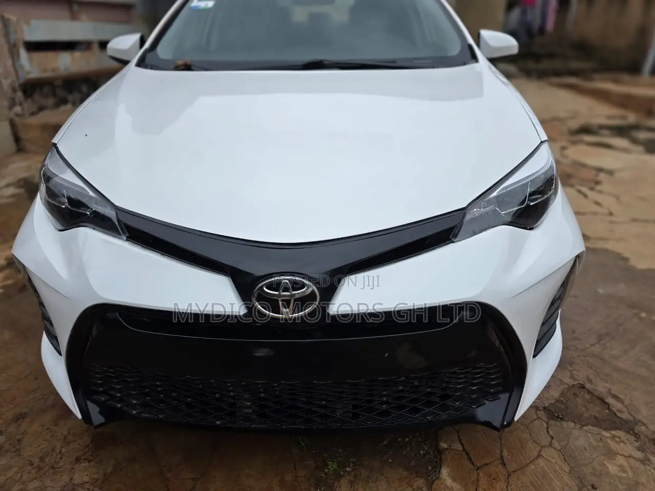Toyota Corolla LE (1.8L 4cyl 2A) 2018 White