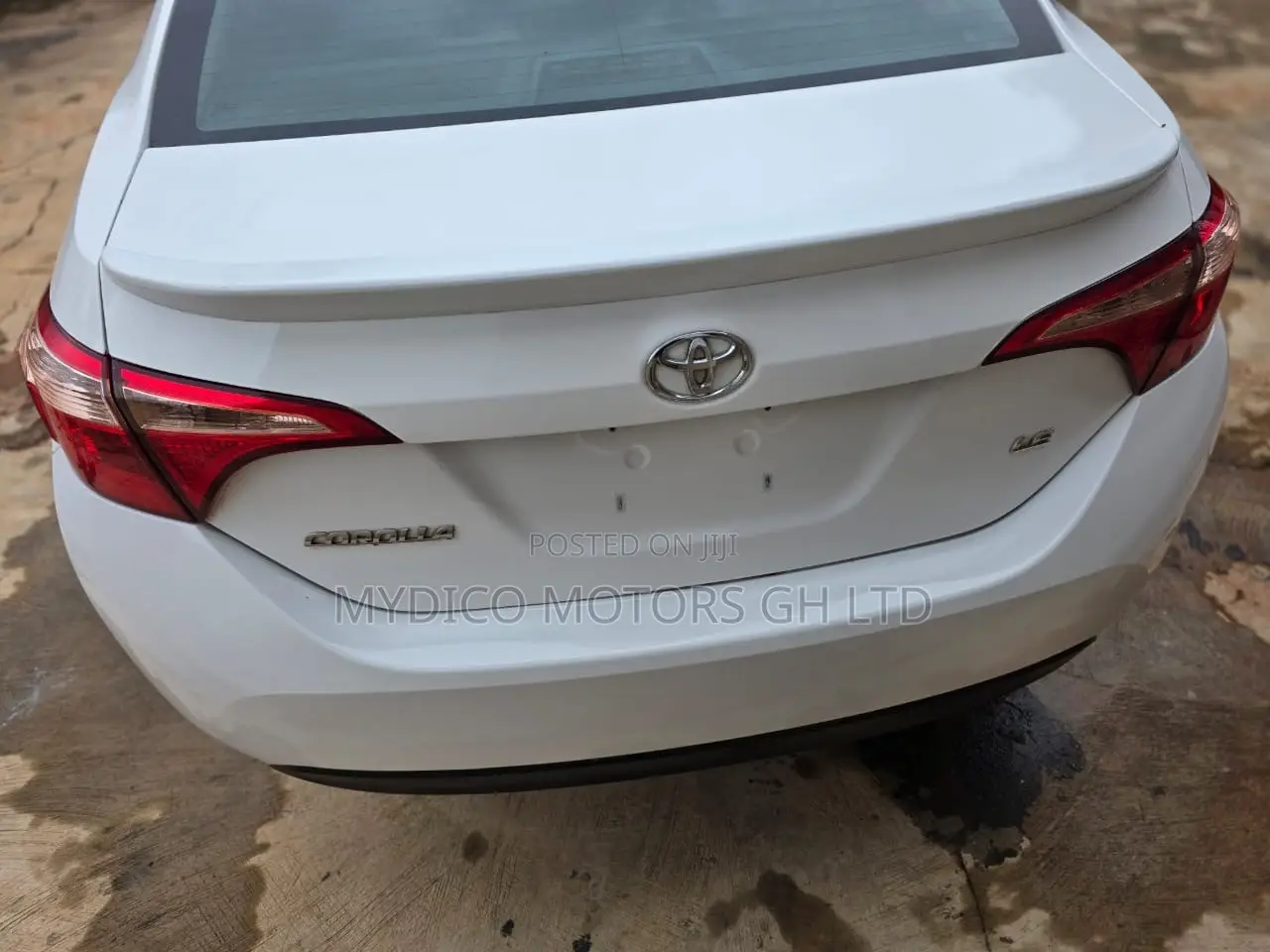 Toyota Corolla LE (1.8L 4cyl 2A) 2018 White