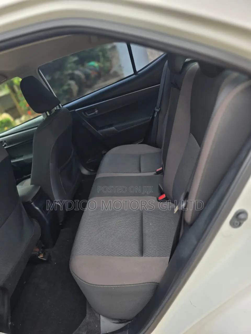 Toyota Corolla LE (1.8L 4cyl 2A) 2018 White
