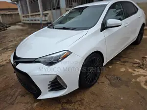 Toyota Corolla LE (1.8L 4cyl 2A) 2018 White