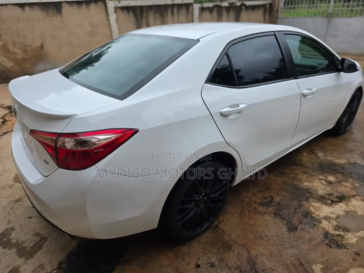 Toyota Corolla LE (1.8L 4cyl 2A) 2018 White