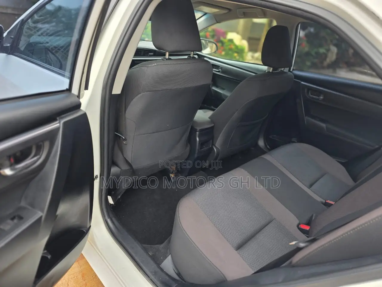 Toyota Corolla LE (1.8L 4cyl 2A) 2018 White