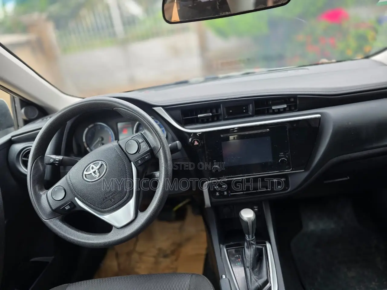 Toyota Corolla LE (1.8L 4cyl 2A) 2018 White