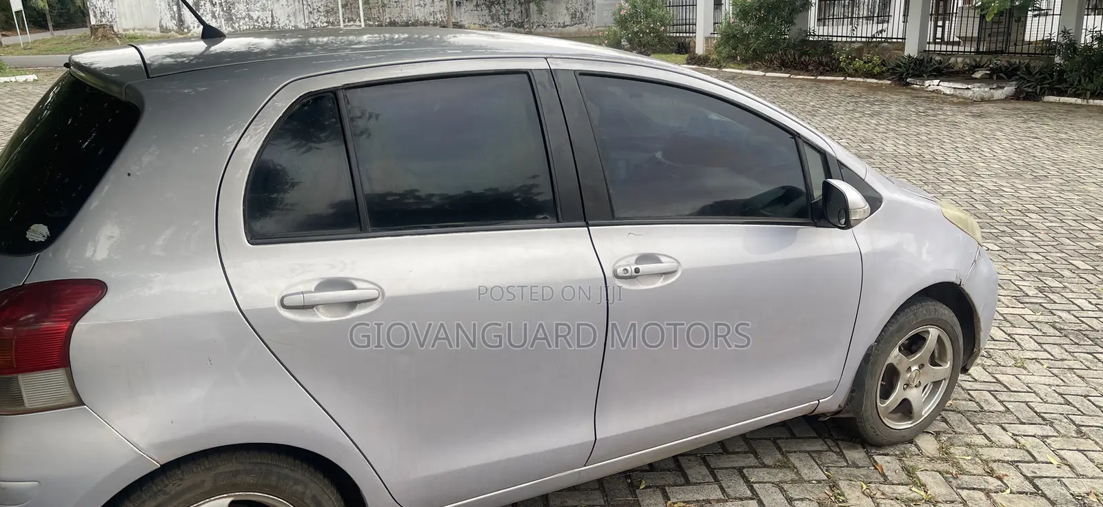 Toyota Vitz 1.3 FWD 5dr 2010 Silver