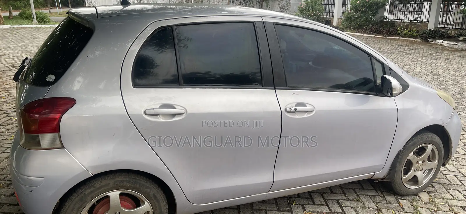 Toyota Vitz 1.3 FWD 5dr 2010 Silver