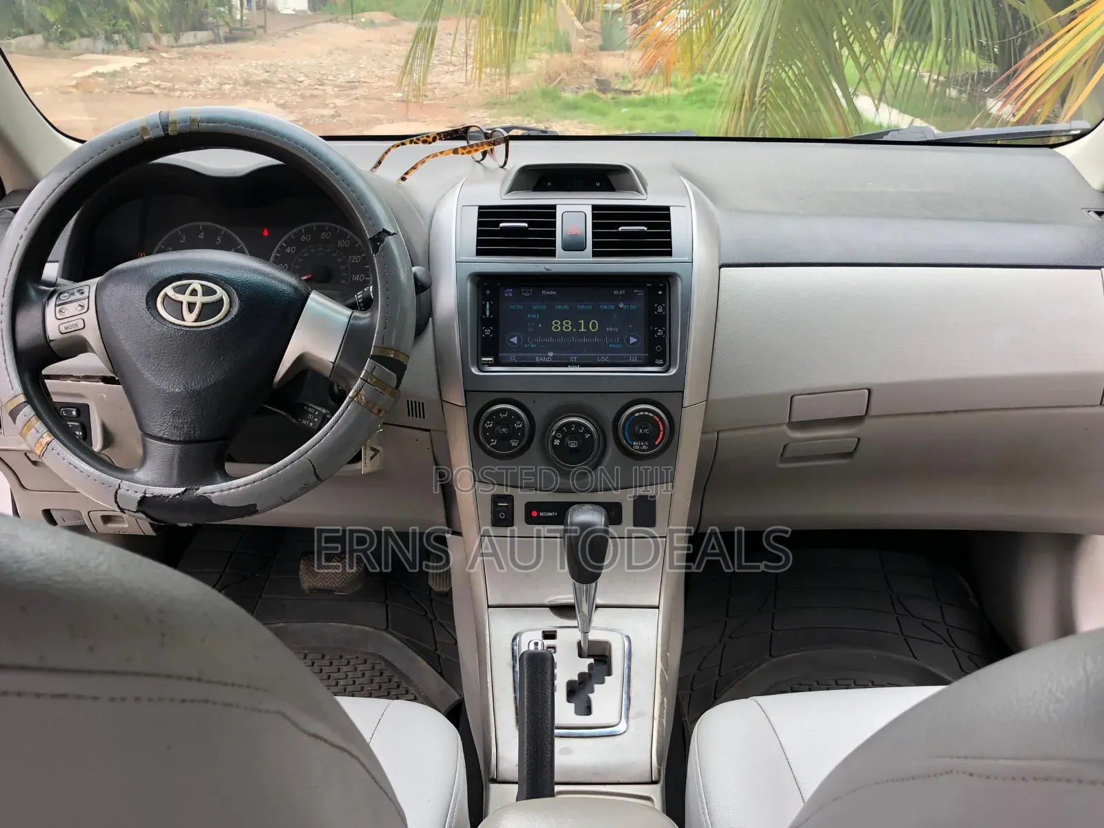 Toyota Corolla LE 4dr Sedan (1.8L 4cyl 4A) 2013 Silver