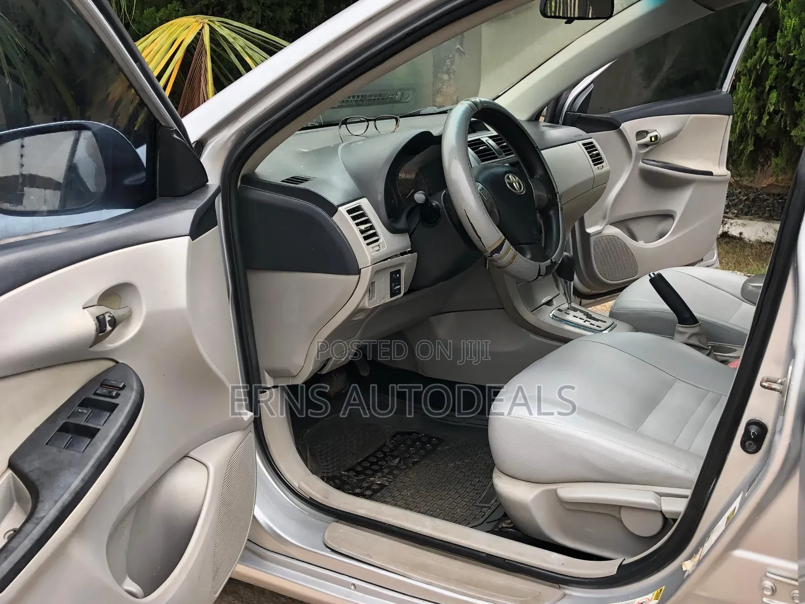 Toyota Corolla LE 4dr Sedan (1.8L 4cyl 4A) 2013 Silver