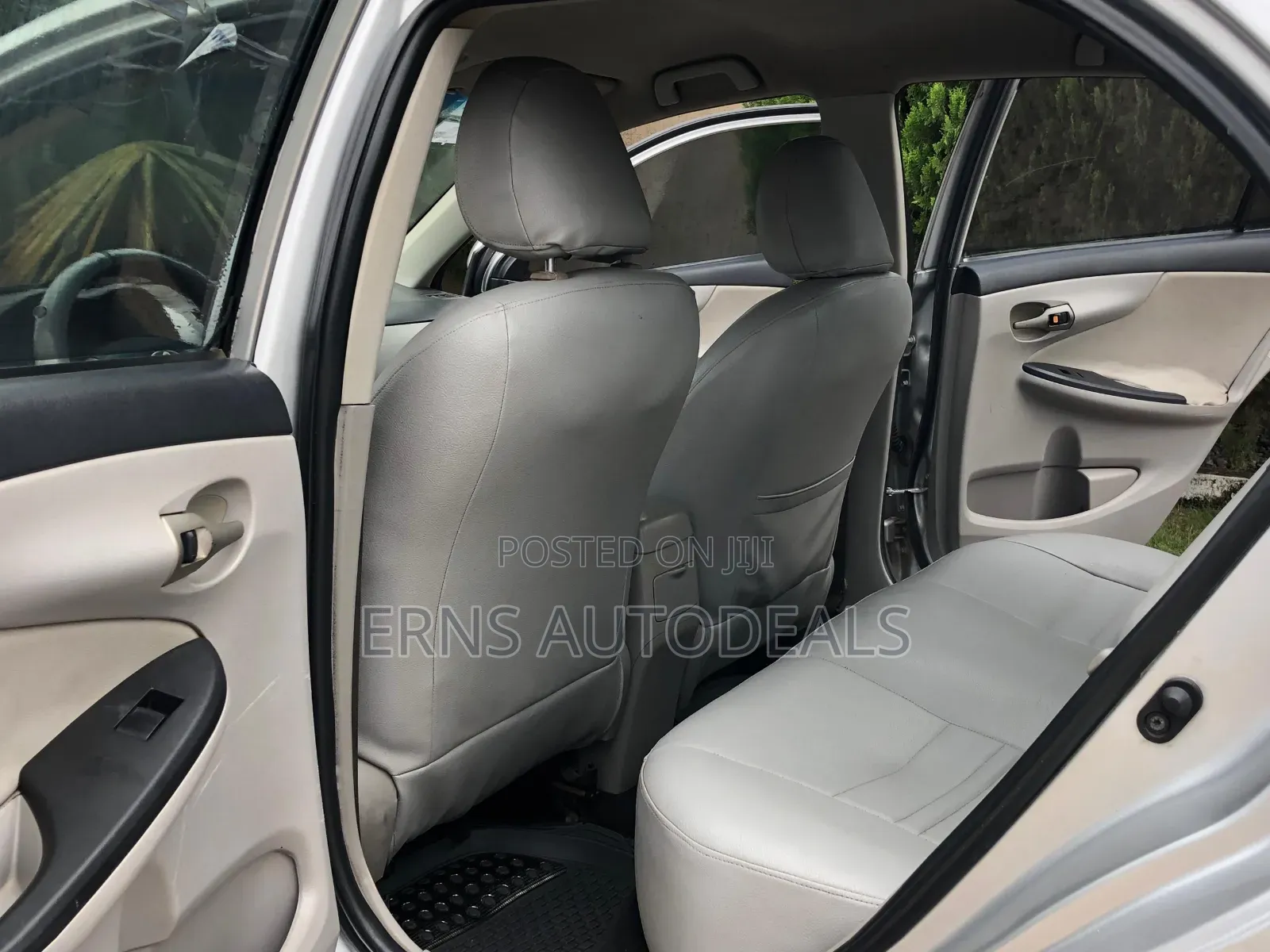 Toyota Corolla LE 4dr Sedan (1.8L 4cyl 4A) 2013 Silver