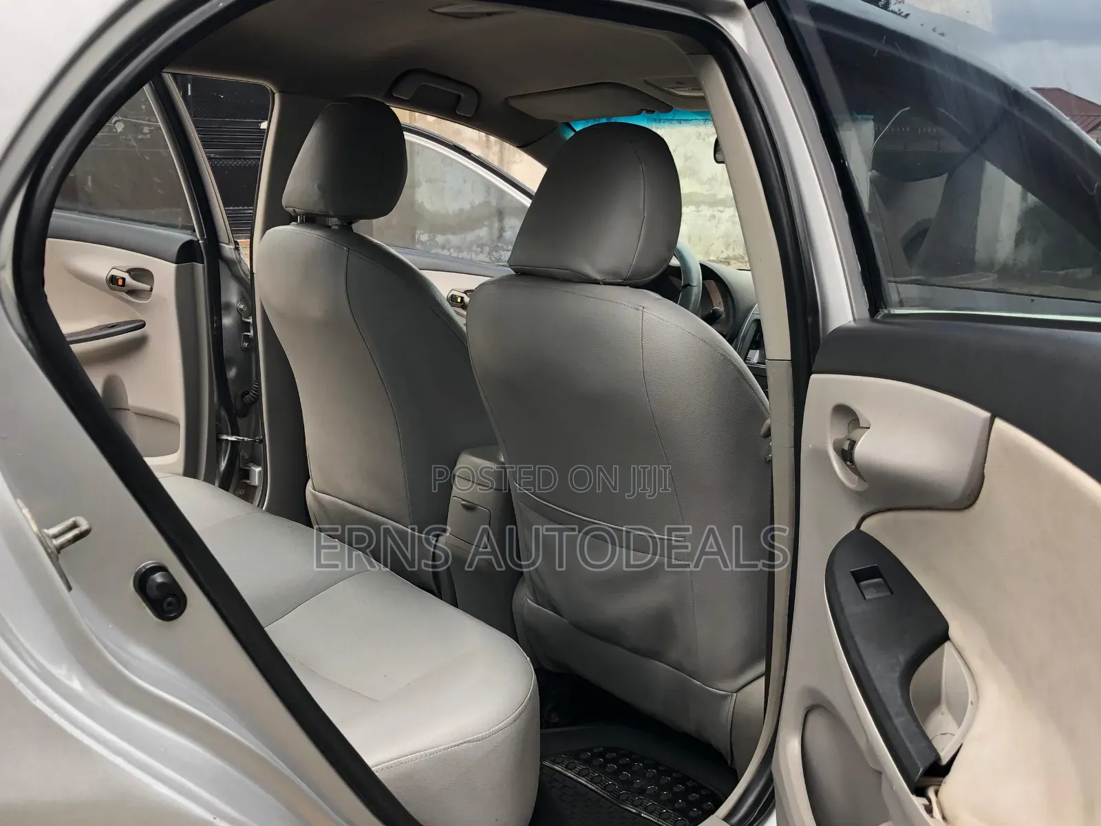 Toyota Corolla LE 4dr Sedan (1.8L 4cyl 4A) 2013 Silver