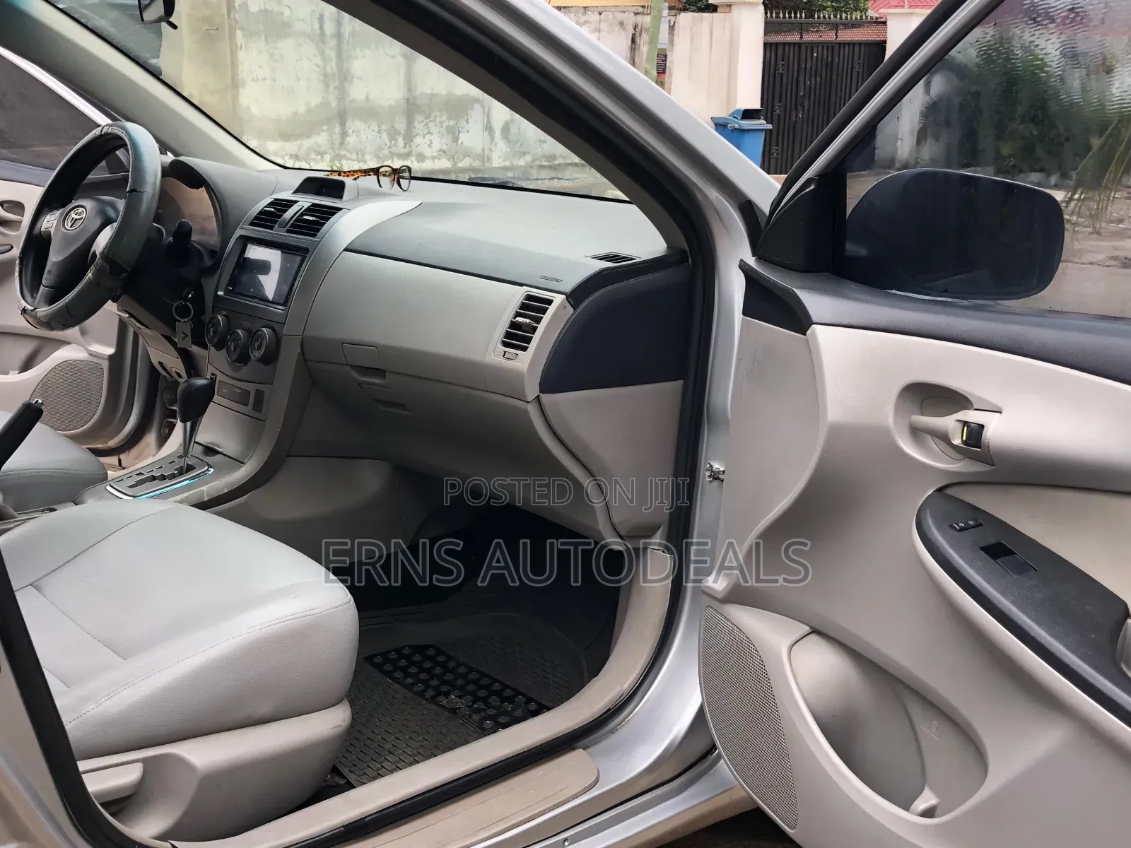 Toyota Corolla LE 4dr Sedan (1.8L 4cyl 4A) 2013 Silver