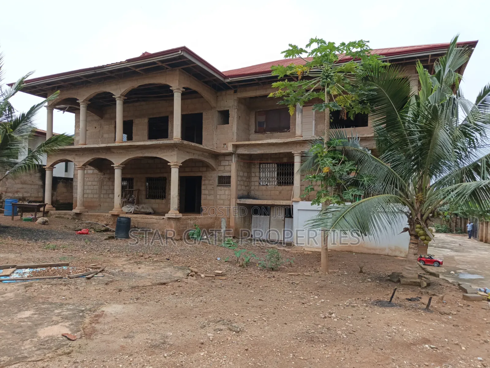 15bdrm House in Santasi Apre, Kumasi Metropolitan for sale