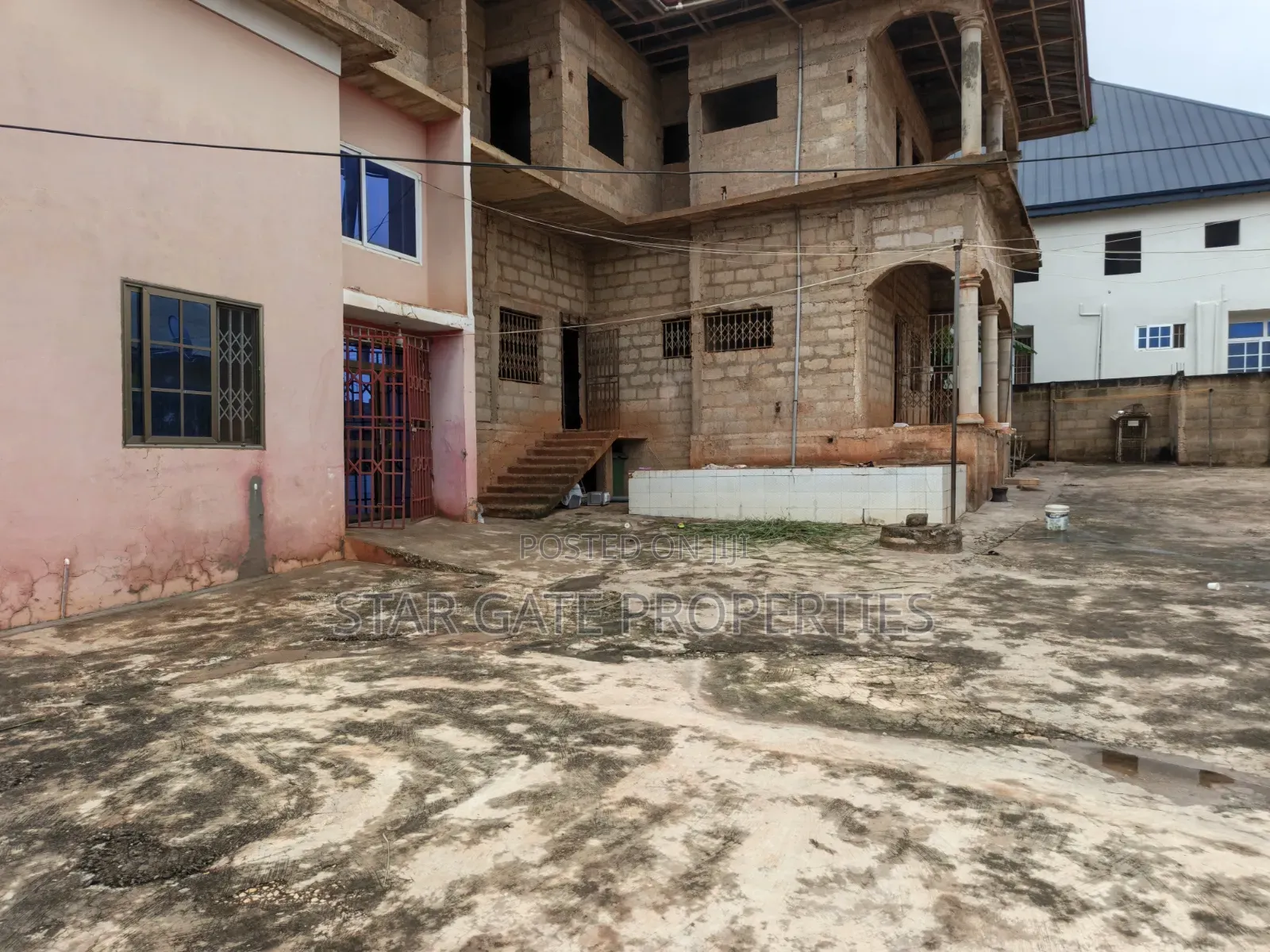 15bdrm House in Santasi Apre, Kumasi Metropolitan for sale