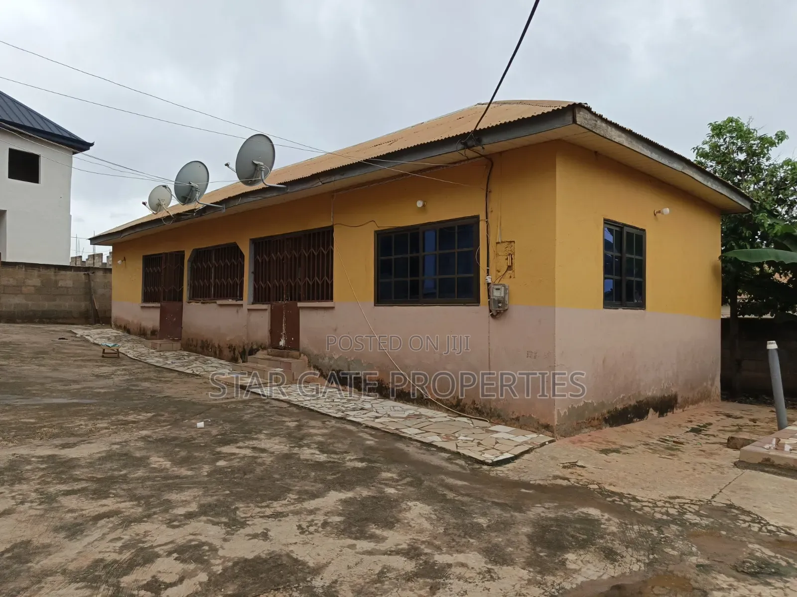 15bdrm House in Santasi Apre, Kumasi Metropolitan for sale
