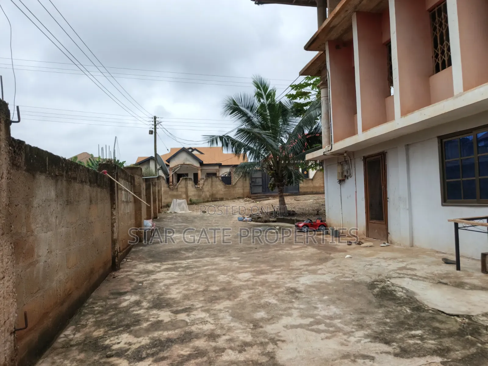 15bdrm House in Santasi Apre, Kumasi Metropolitan for sale
