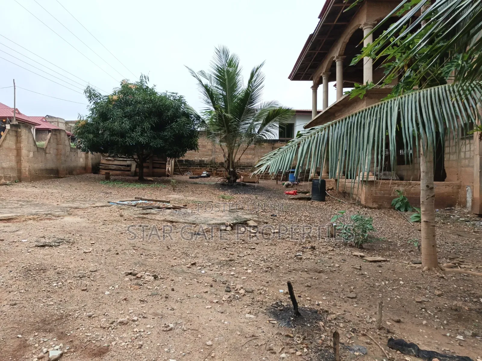 15bdrm House in Santasi Apre, Kumasi Metropolitan for sale