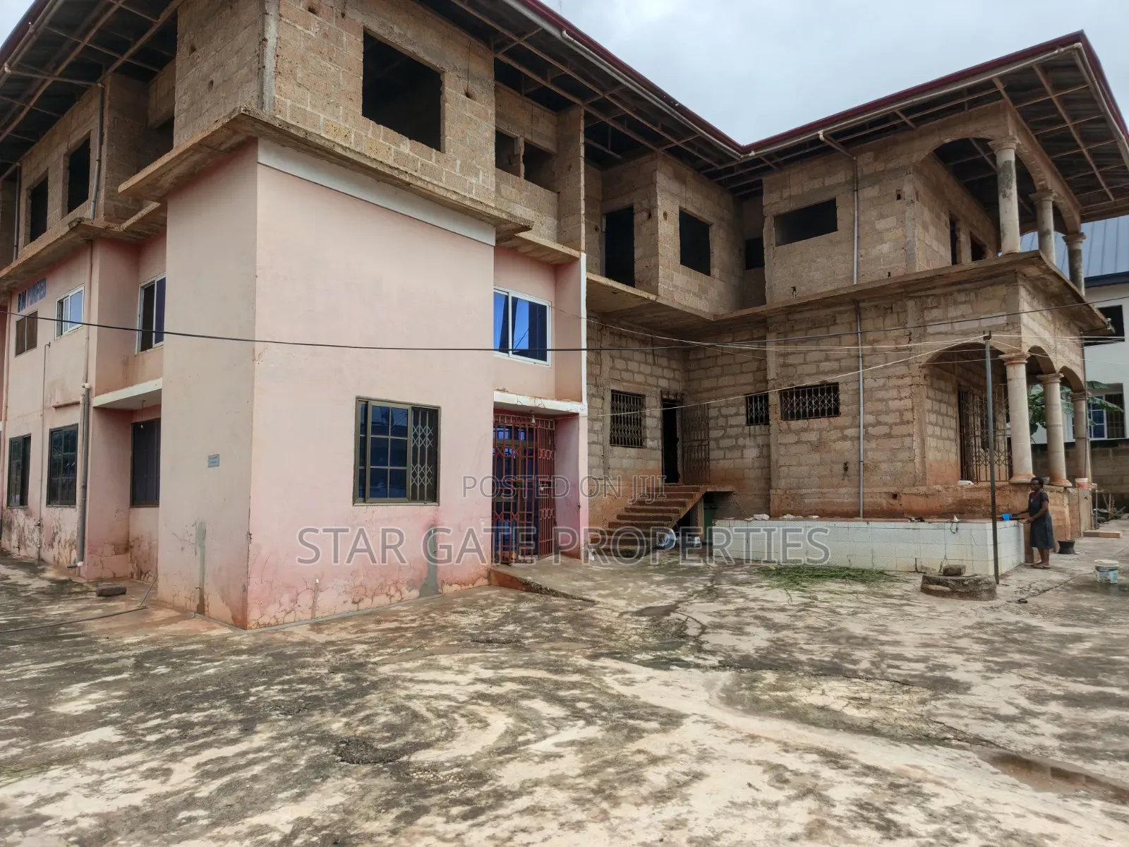 15bdrm House in Santasi Apre, Kumasi Metropolitan for sale