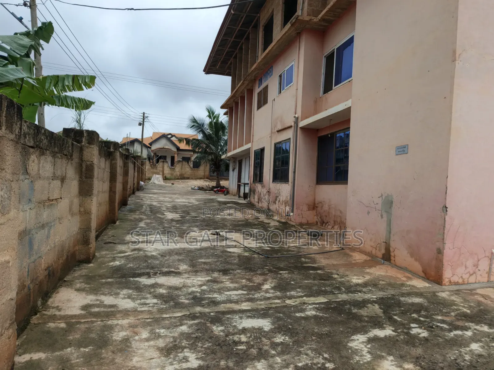 15bdrm House in Santasi Apre, Kumasi Metropolitan for sale