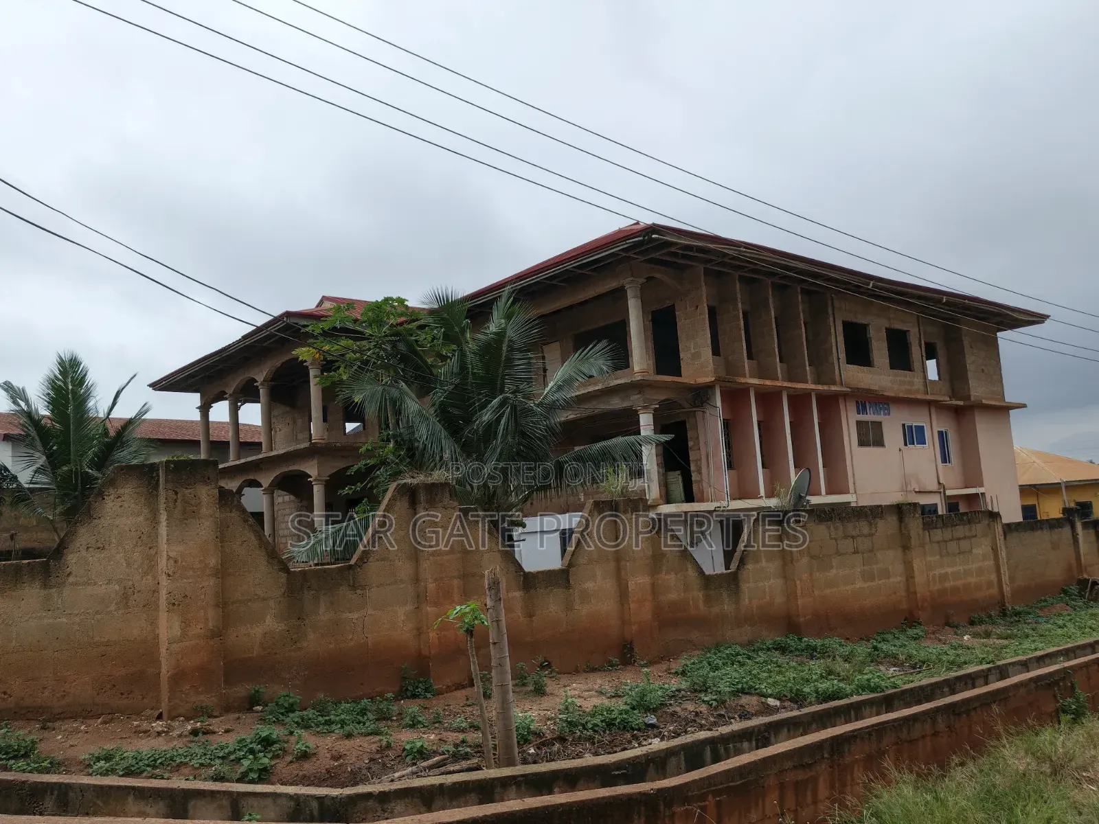 15bdrm House in Santasi Apre, Kumasi Metropolitan for sale
