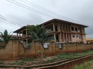 15bdrm House in Santasi Apre, Kumasi Metropolitan for sale