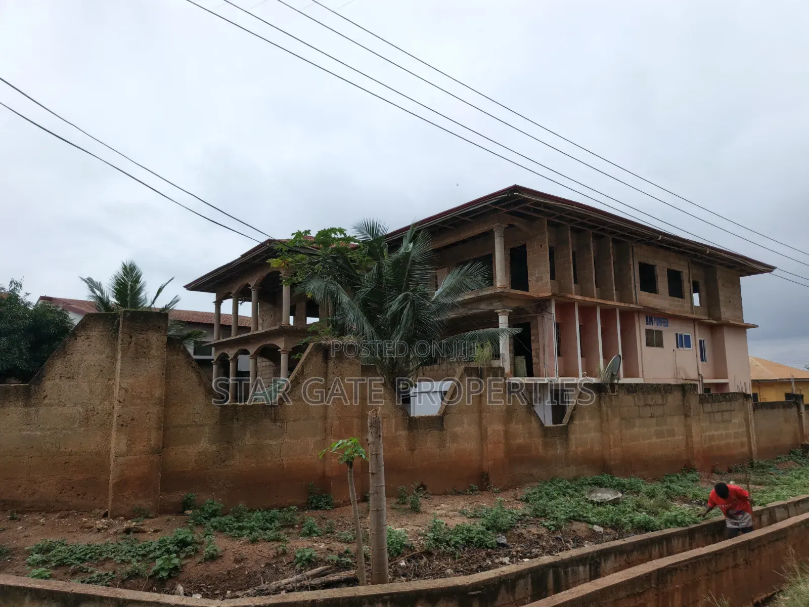15bdrm House in Santasi Apre, Kumasi Metropolitan for sale