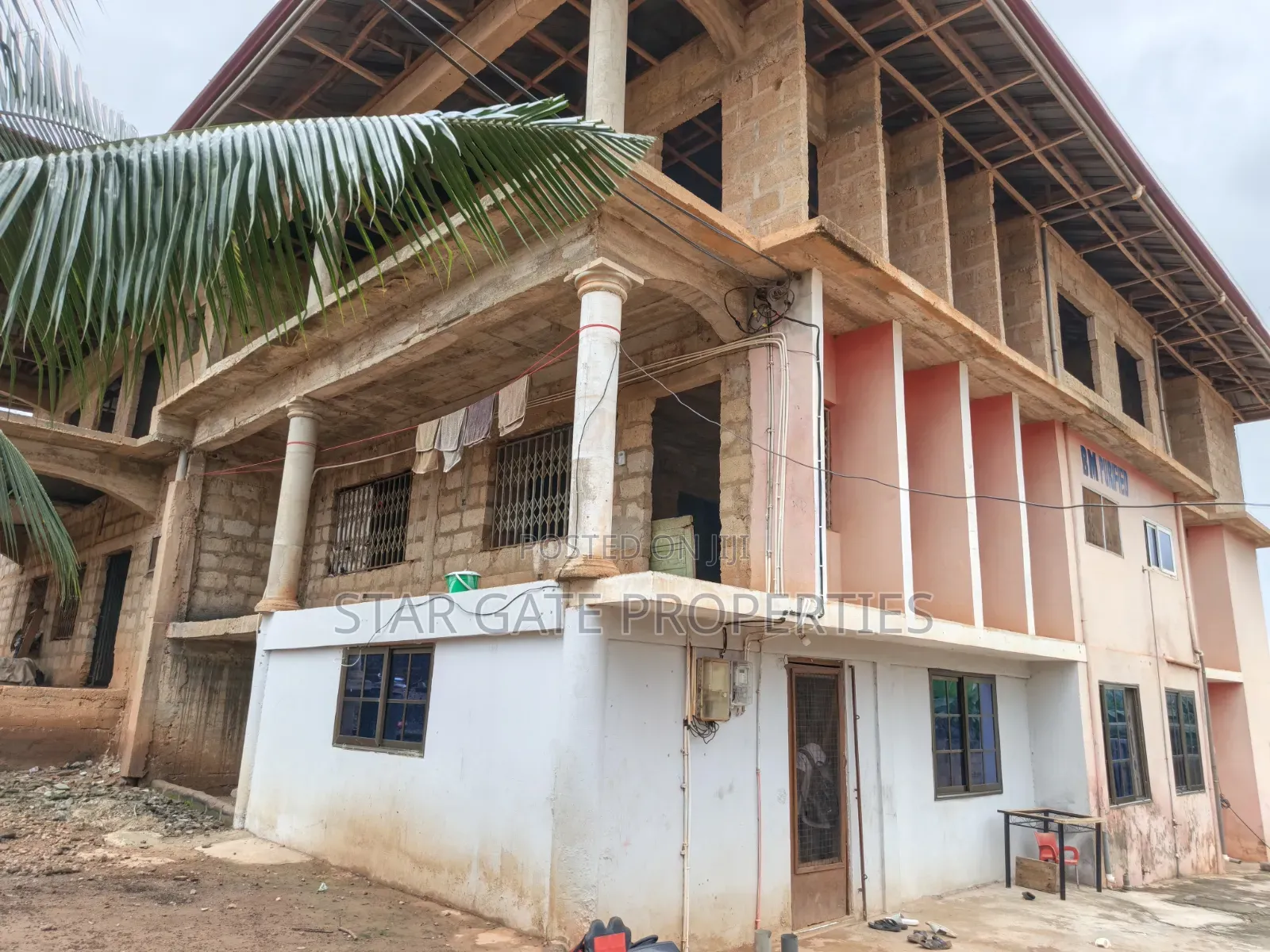 15bdrm House in Santasi Apre, Kumasi Metropolitan for sale