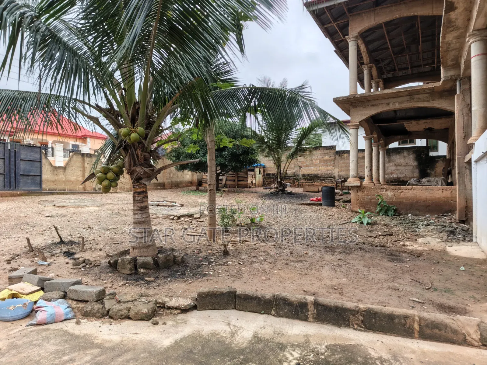 15bdrm House in Santasi Apre, Kumasi Metropolitan for sale