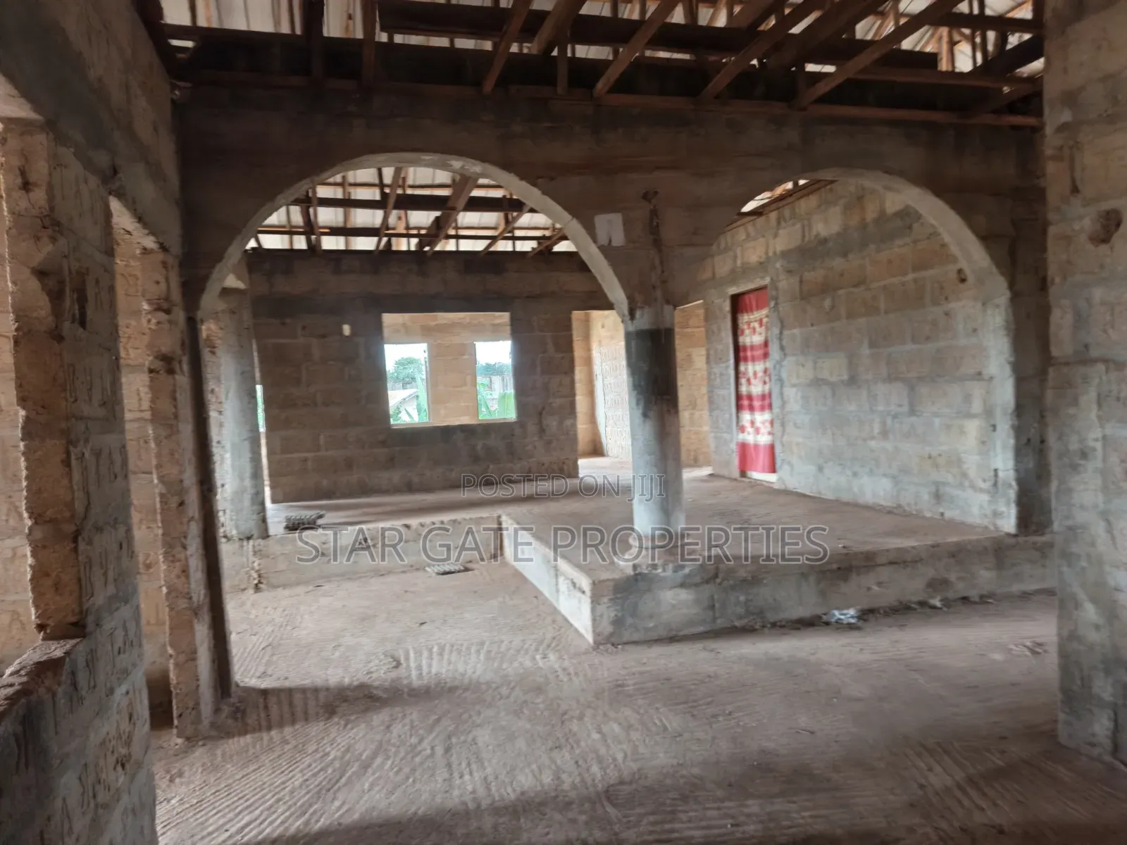 15bdrm House in Santasi Apre, Kumasi Metropolitan for sale