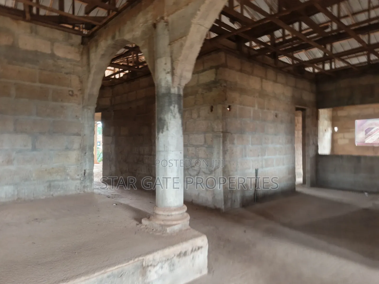15bdrm House in Santasi Apre, Kumasi Metropolitan for sale