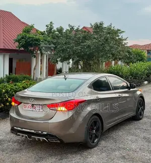 Hyundai Elantra GLS Sedan FWD (1.8L 4cyl 6A) 2013 Beige