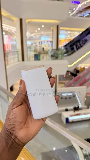 New LG Folder 8 GB White