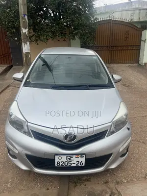 Toyota Vitz 1.3 FWD 5dr 2013 Silver
