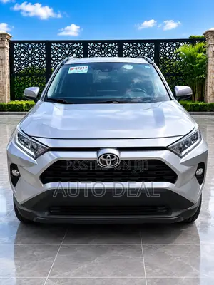 Toyota RAV4 XLE 2021 Silver