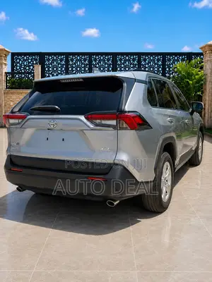 Toyota RAV4 XLE 2021 Silver