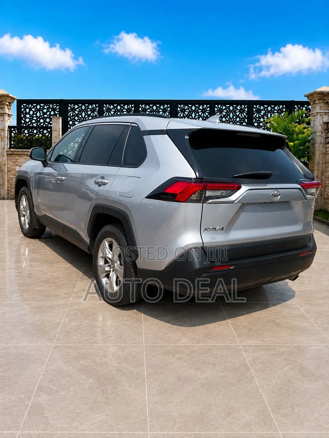 Toyota RAV4 XLE 2021 Silver