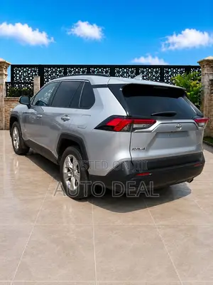 Toyota RAV4 XLE 2021 Silver