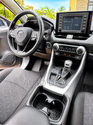 Toyota RAV4 XLE 2021 Silver