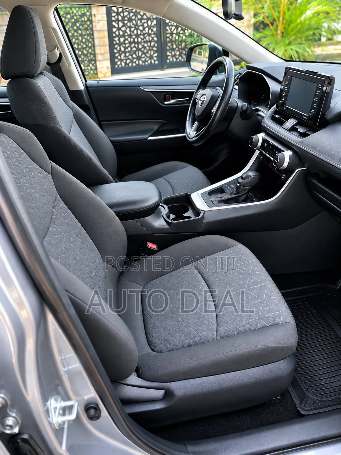 Toyota RAV4 XLE 2021 Silver