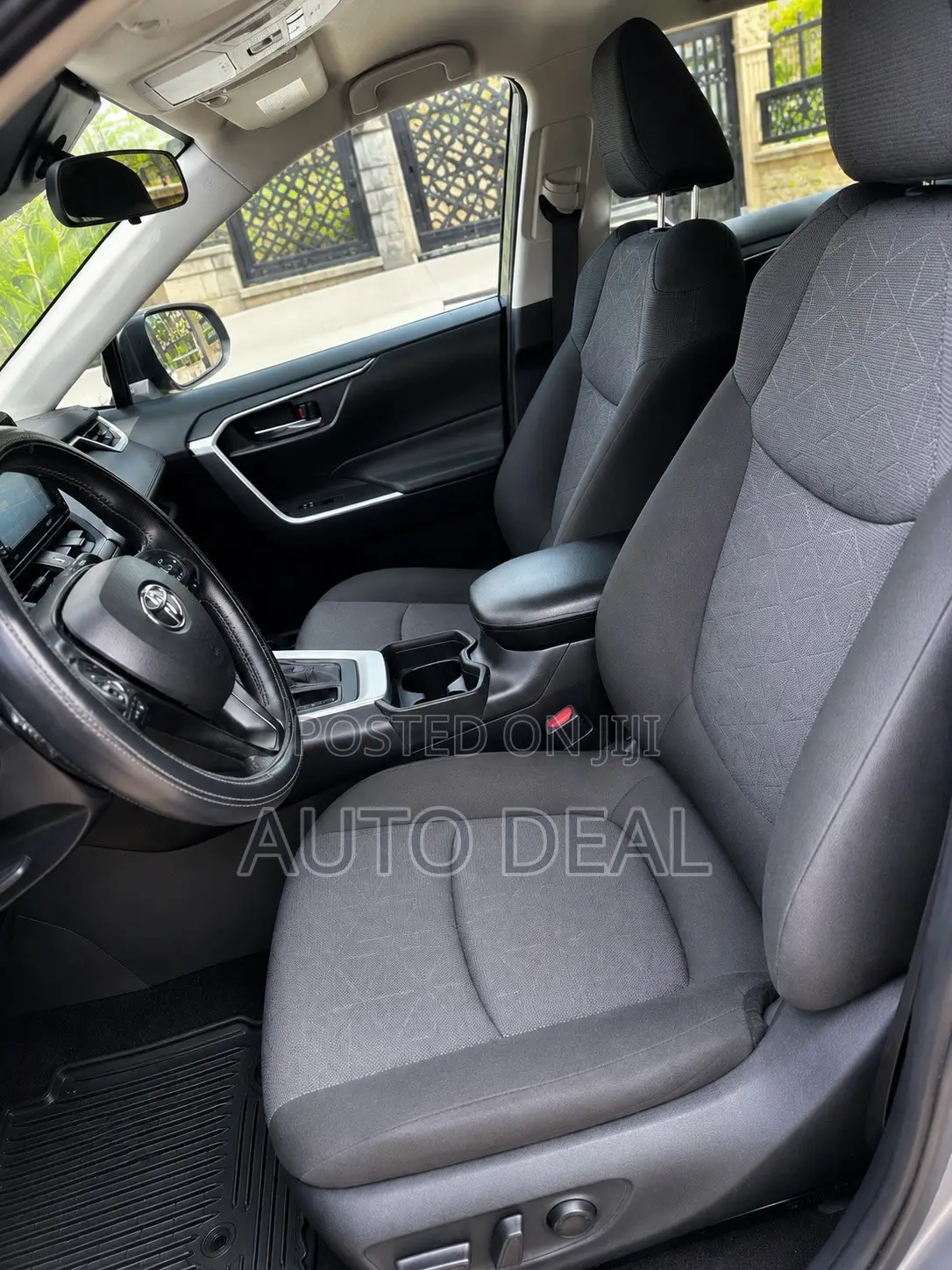 Toyota RAV4 XLE 2021 Silver