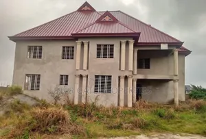 10bdrm House in Ejisu Onwe, Kumasi Metropolitan for sale