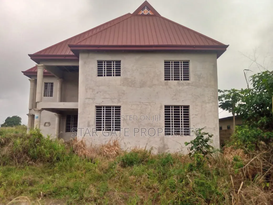10bdrm House in Ejisu Onwe, Kumasi Metropolitan for sale