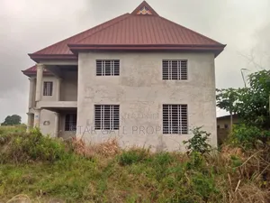 10bdrm House in Ejisu Onwe, Kumasi Metropolitan for sale